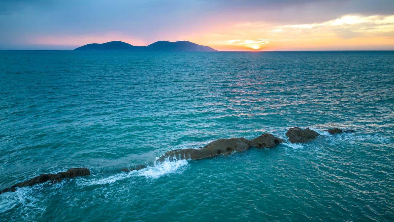 Colores del atardecer en el mar de la isla Sazan