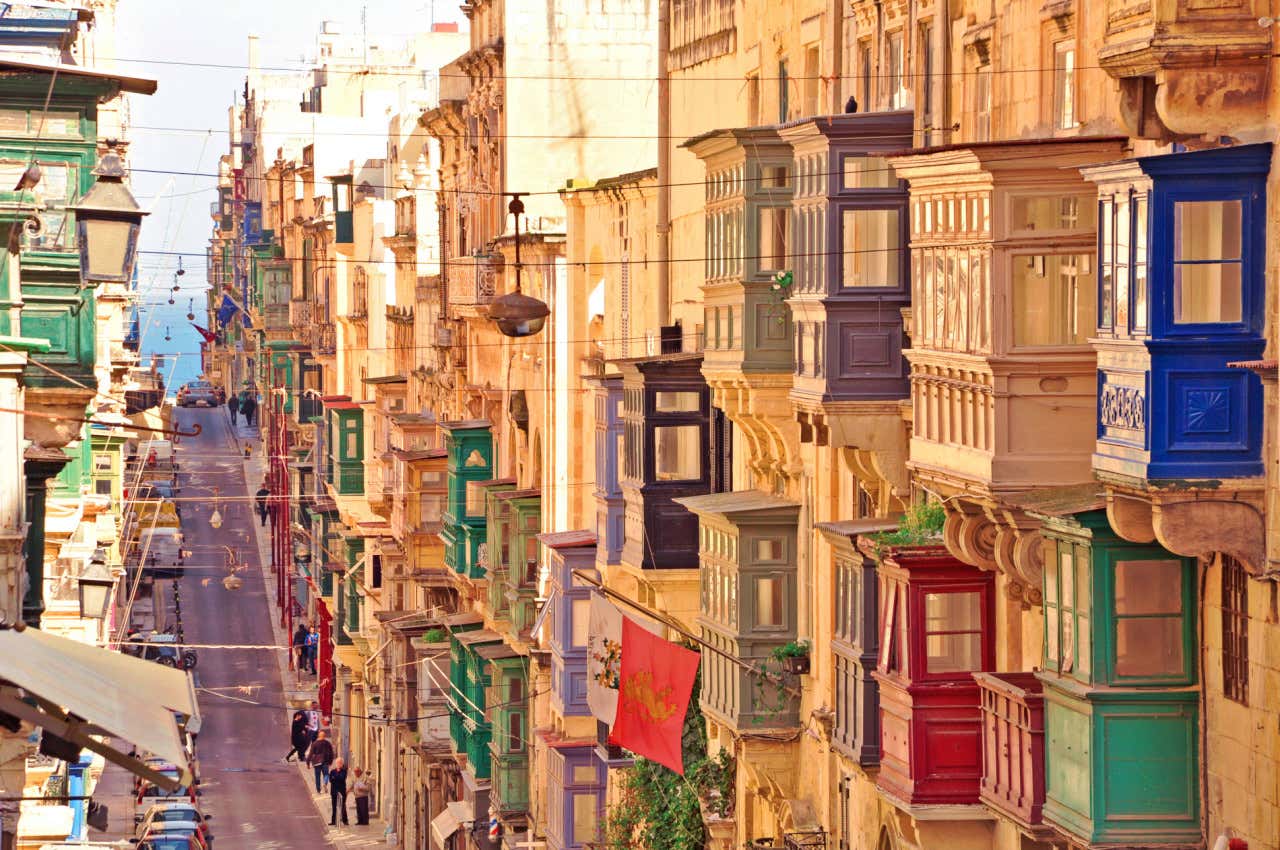 Foto de los típicos balcones de colores en La Valeta