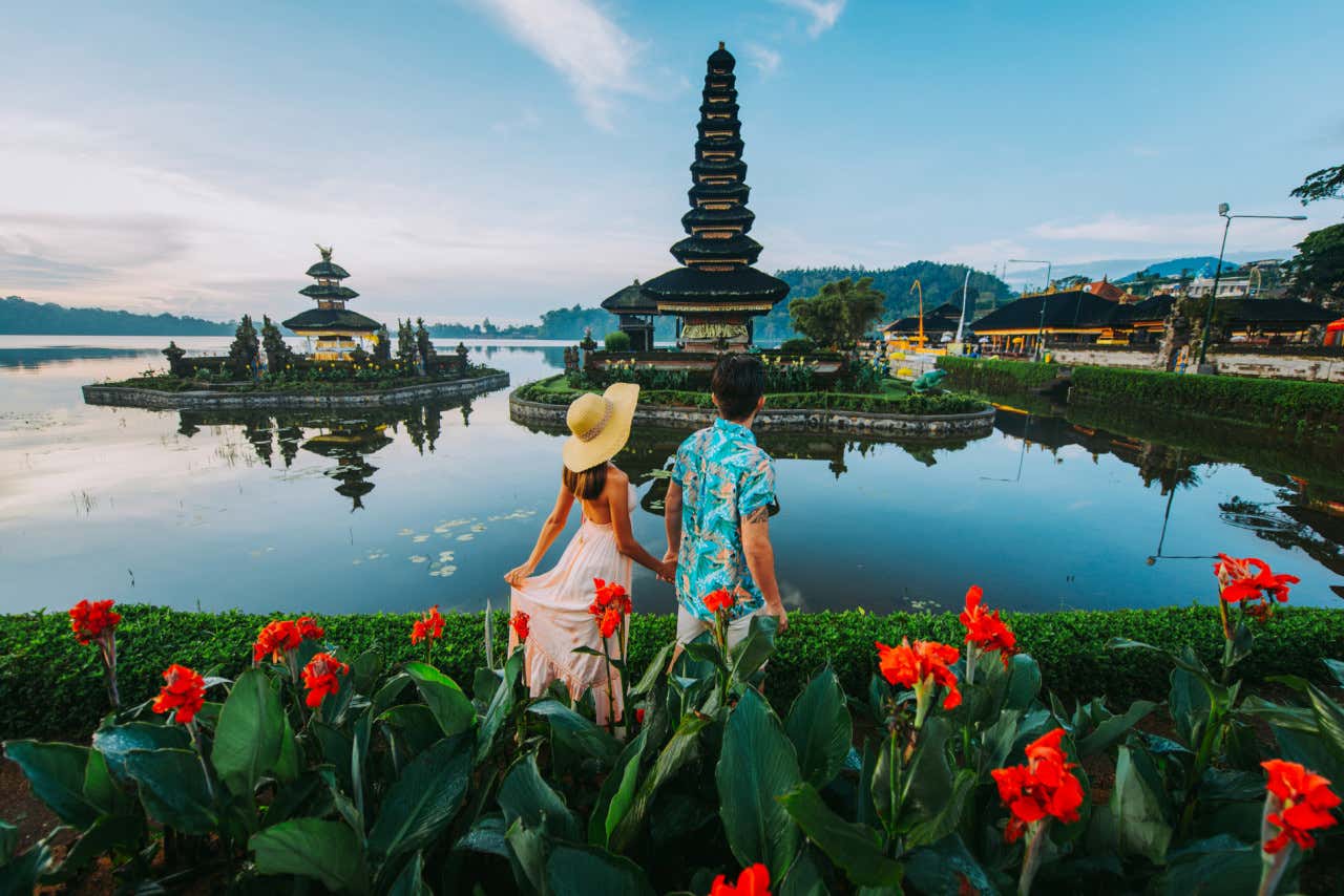 Foto de una pareja descubriendo uno de los templos de Bali