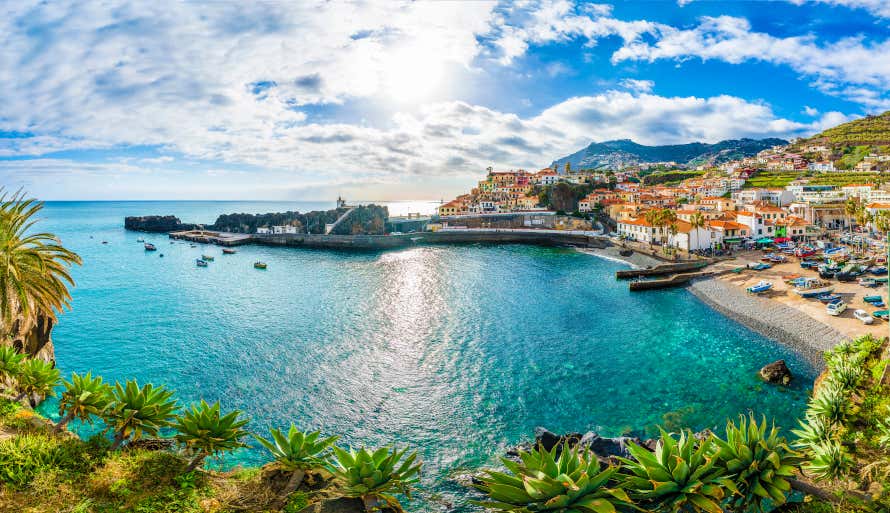 Puerto de Câmara de Lobos repleto de casas de no más de dos alturas y barcos pequeños