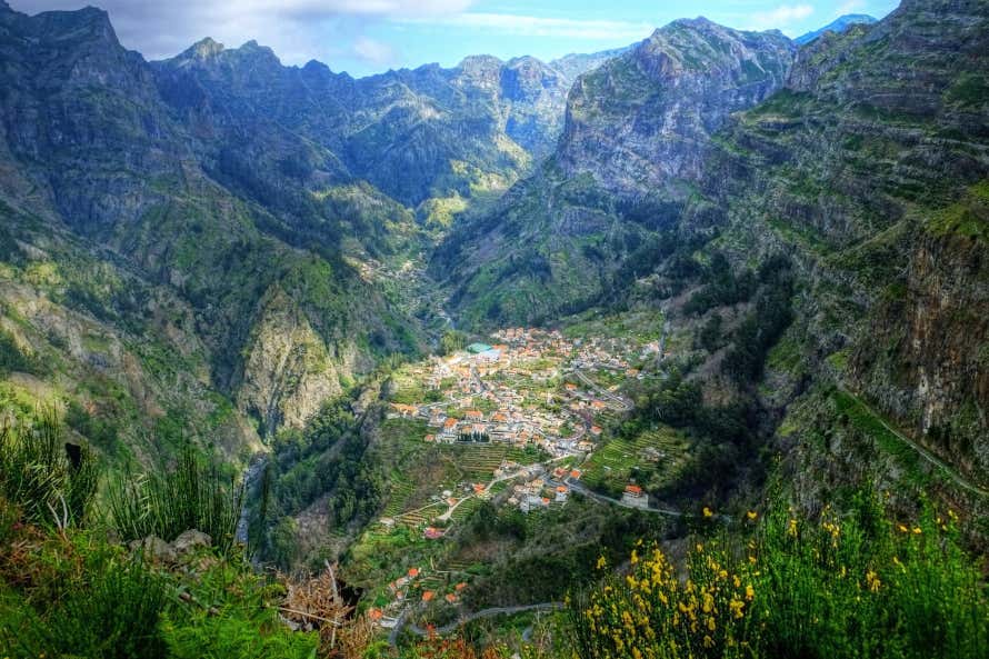 La città di Curral das Freiras su un cratere estinto, circondata da vegetazione e pareti rocciose