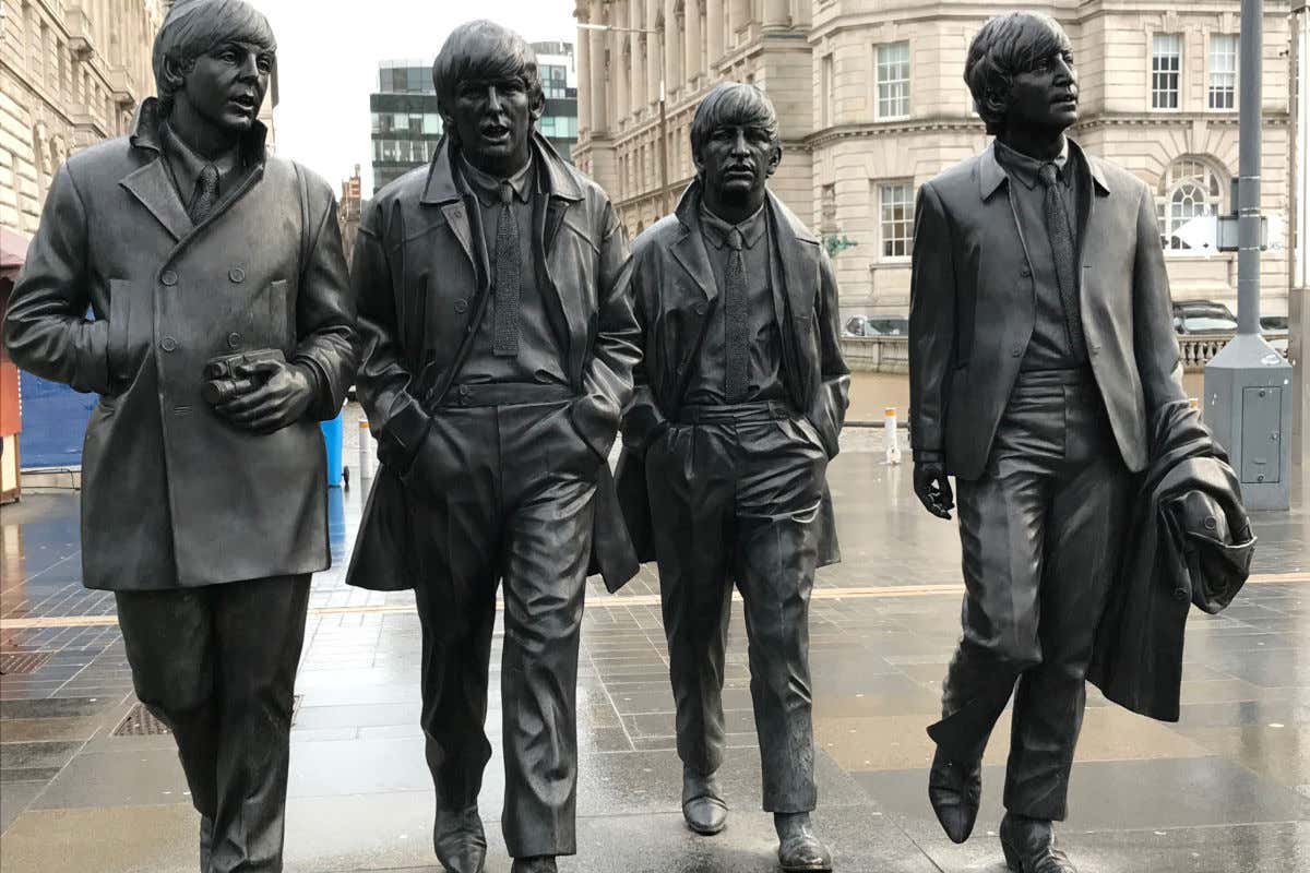 Escultura de los cuatro miembros de los Beatles en el centro de Liverpool