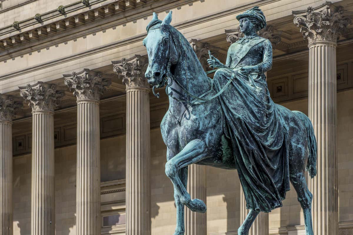 Scultura equestre della regina Vittoria di fronte alle colonne corinzie del St. George’s Hall, Liverpool