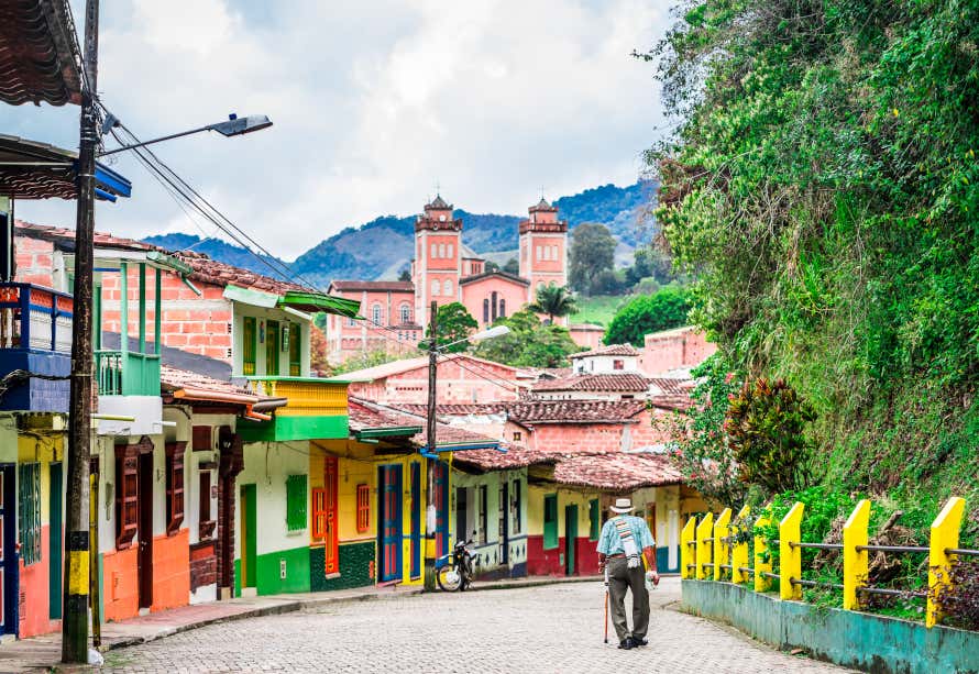 Calle de Jericó con la iglesia de fondo, en Colombia