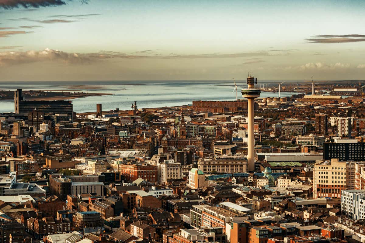 Panoramica di Liverpool e il suo porto con la Radio City Tower all'orizzonte