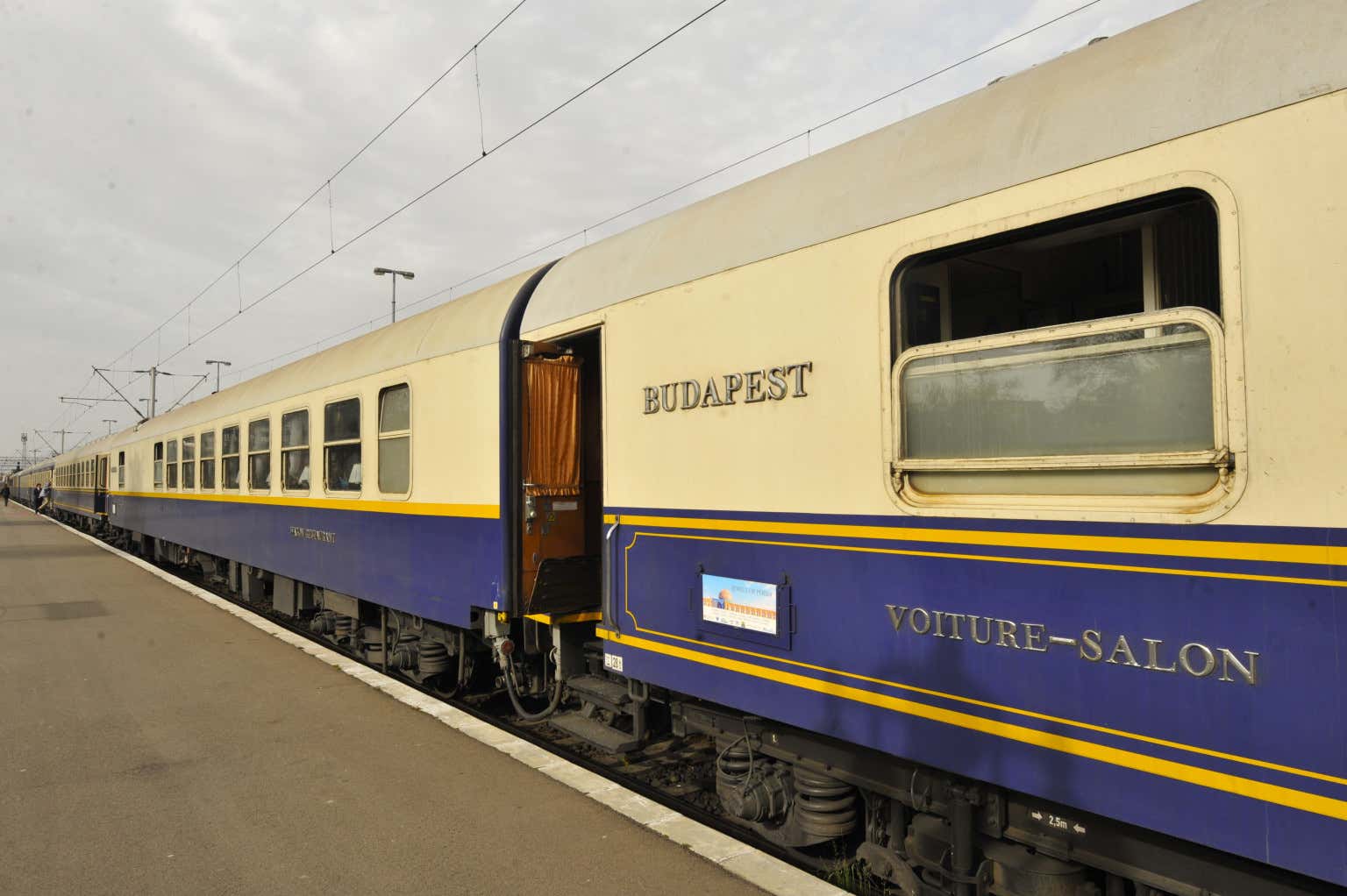 Il treno espresso del Danubio fermo in una stazione in una giornata nuvolosa