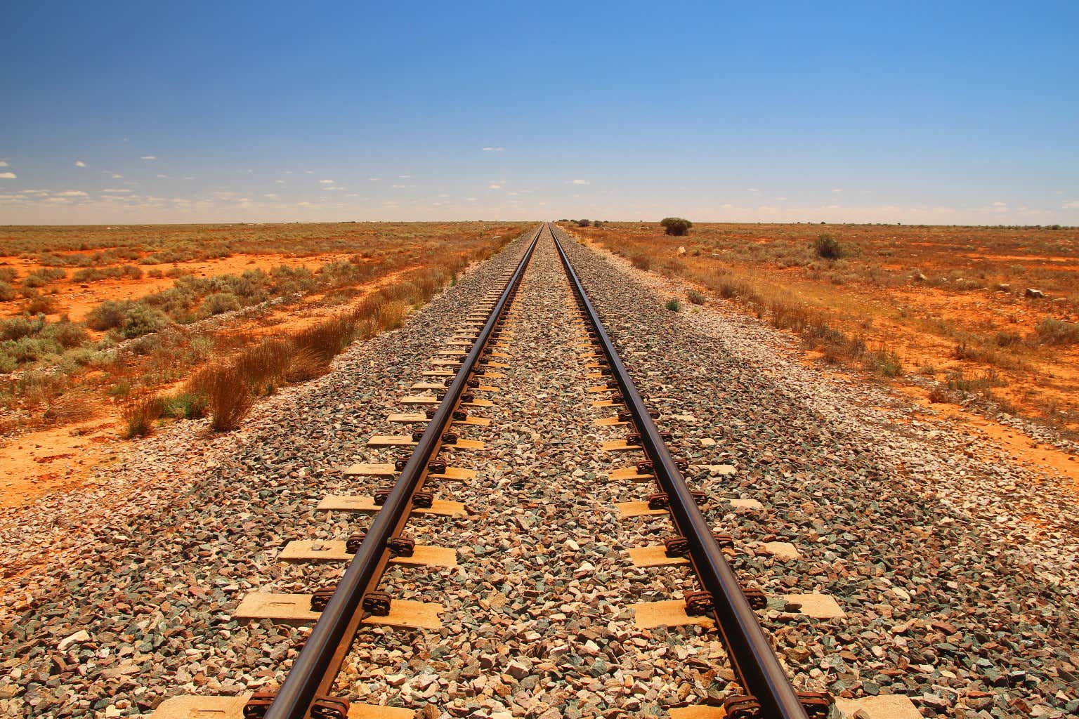 Binari della Ferrovia Indian Pacific situati nella steppa australiana