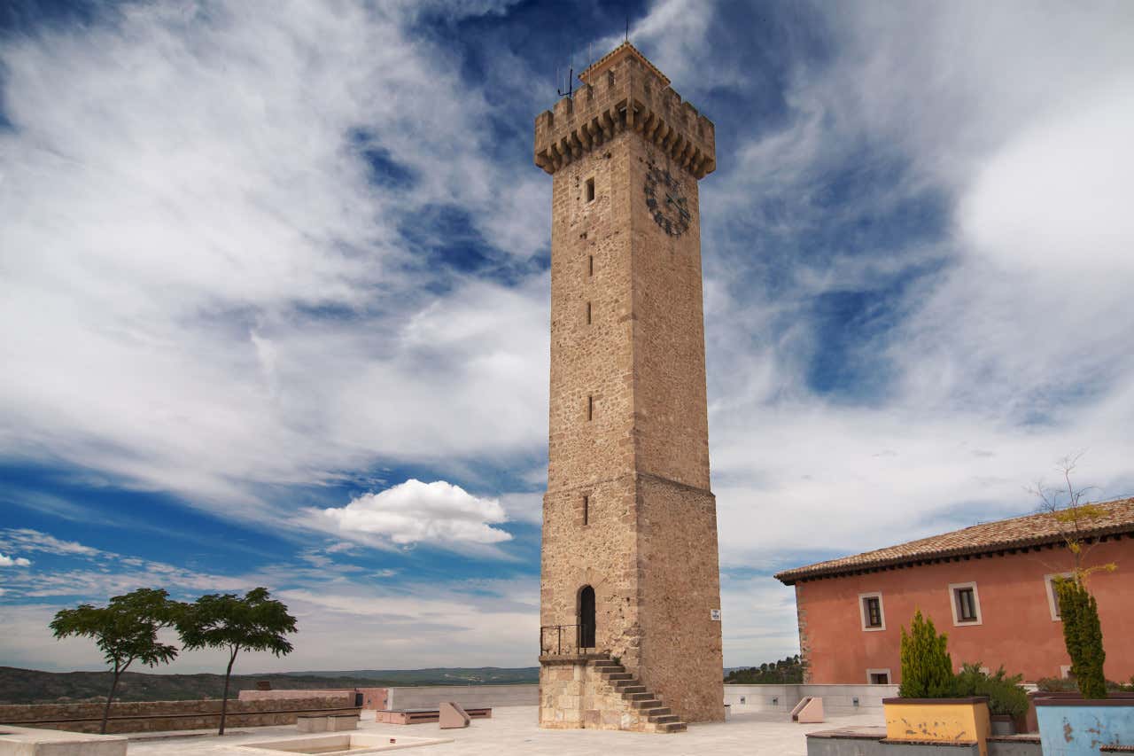 Vista de la torre de Mangana, una construcción vertical de piedra y de estética sobria que es coronada por un reloj de hierro