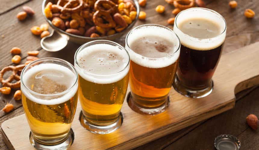 Quatro cervejas de diferentes tons