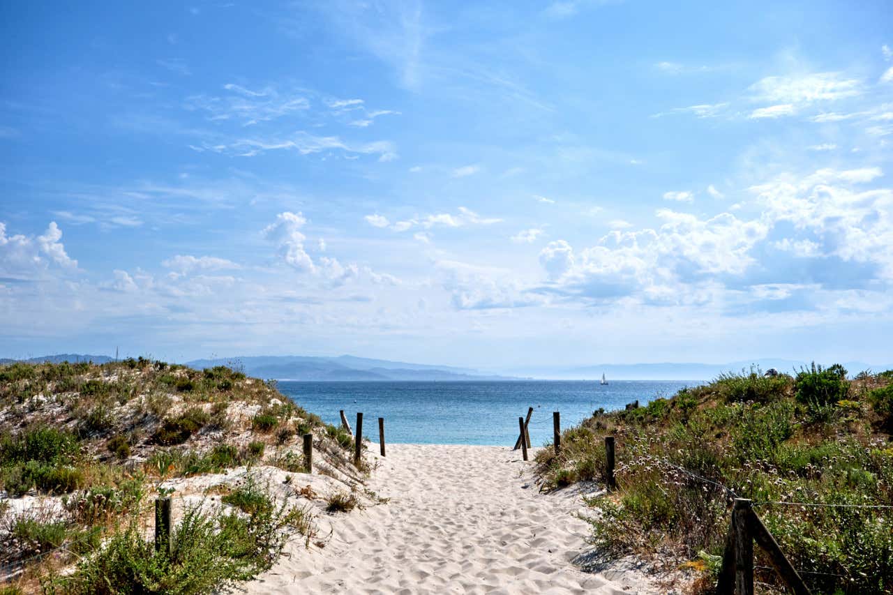 Caminho que leva a uma praia