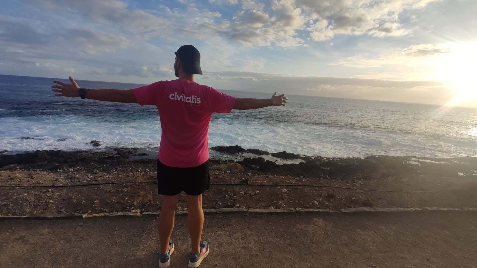 Jóven con la camiseta de Civitatis posando en los acantilados de Los Gigantes, Tenerife