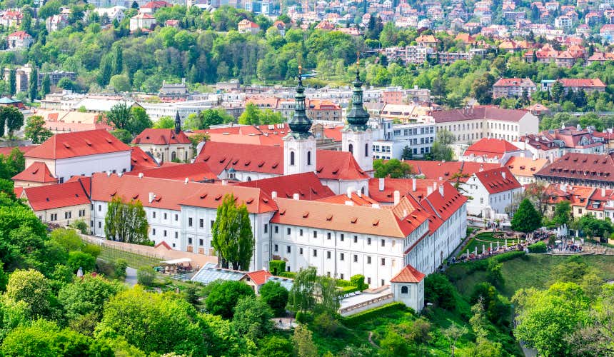 Mosteiro Strahov de Praga rodeado de árvores