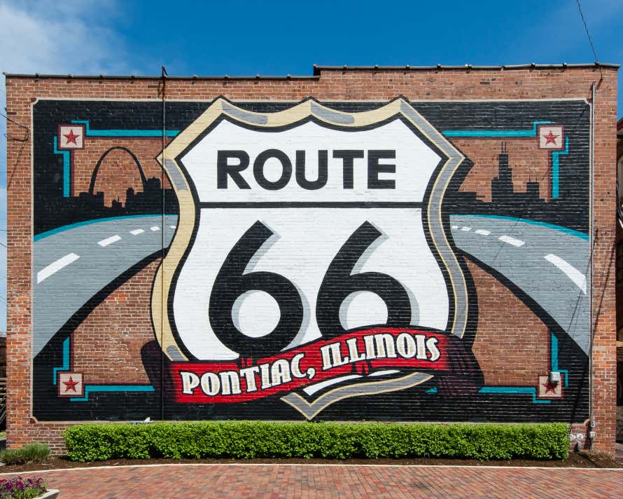 Una delle pareti esterne dell'Historic Museum Route 66 di Pontiac decorata con un murales con il nome dell'istituzione