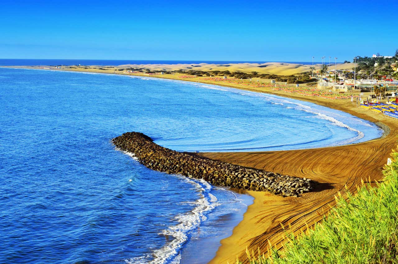 Playa del Inglés con las dunas de Maspalomas de fondo