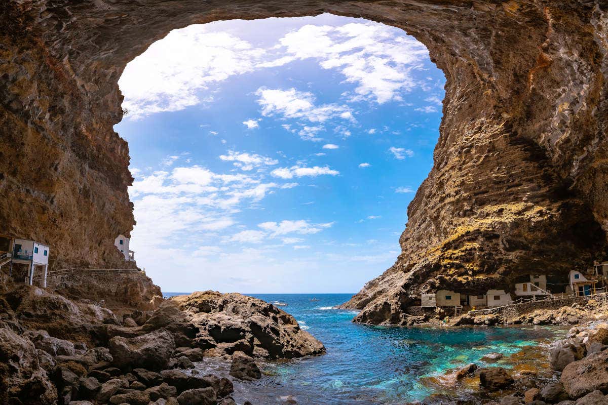 Cueva en medio del mar