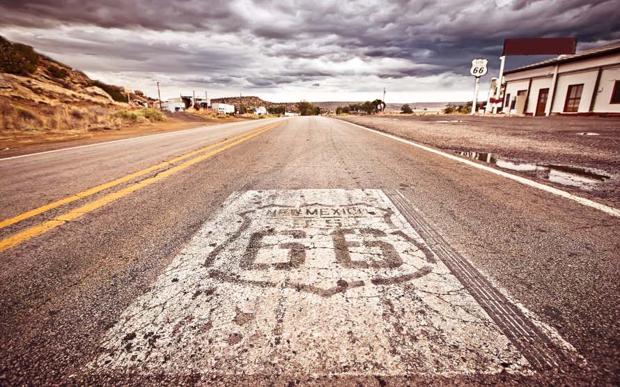 Foto dall'asfalto della Route 66 in un giorno grigio con il cielo carico di nuvole