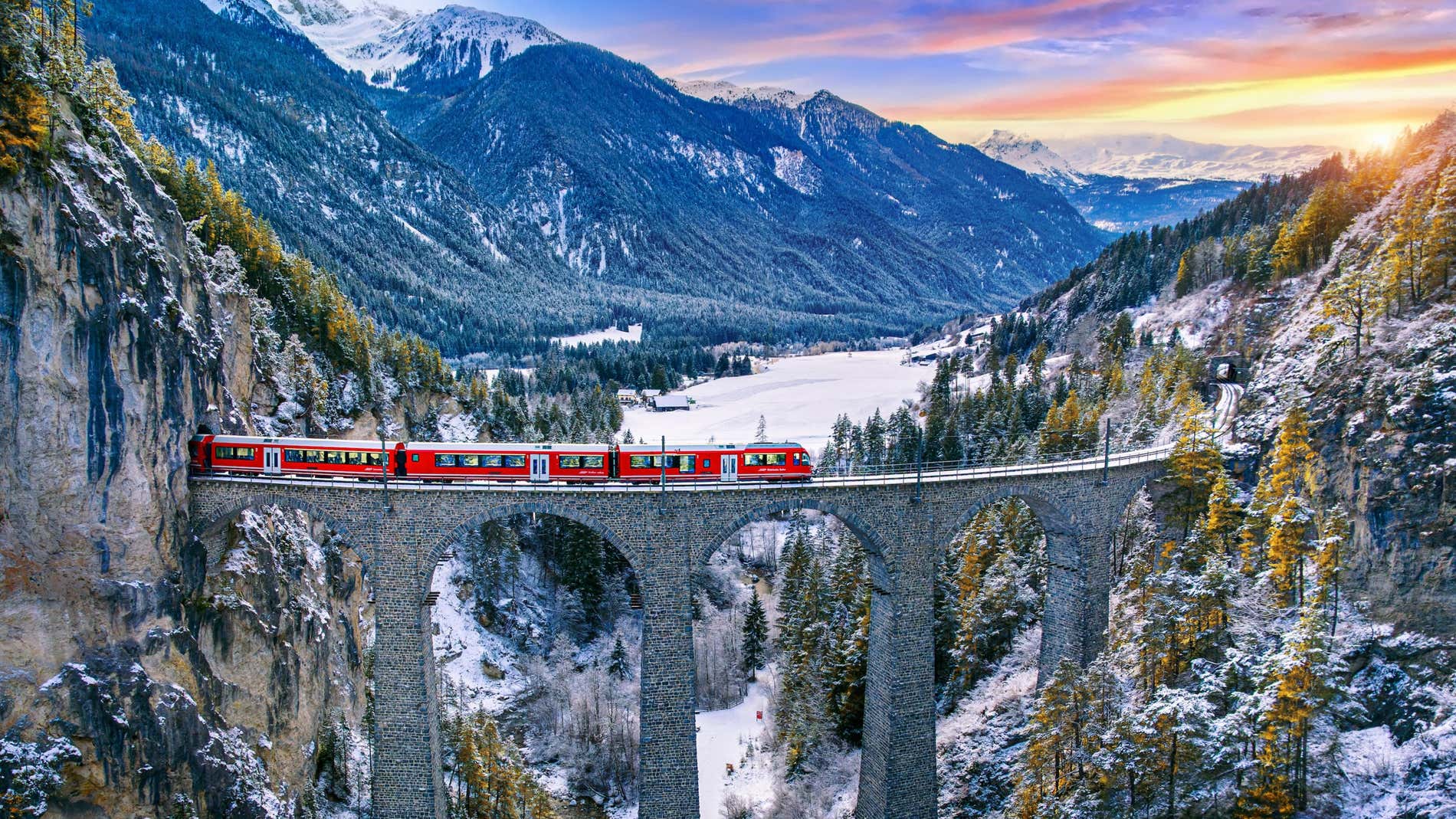 Vista aérea do Bernina Express passando pelos Alpes suíços