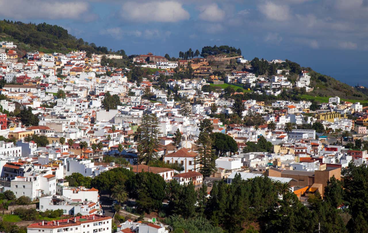 Vista panorámica de Teror con sus casas blancas