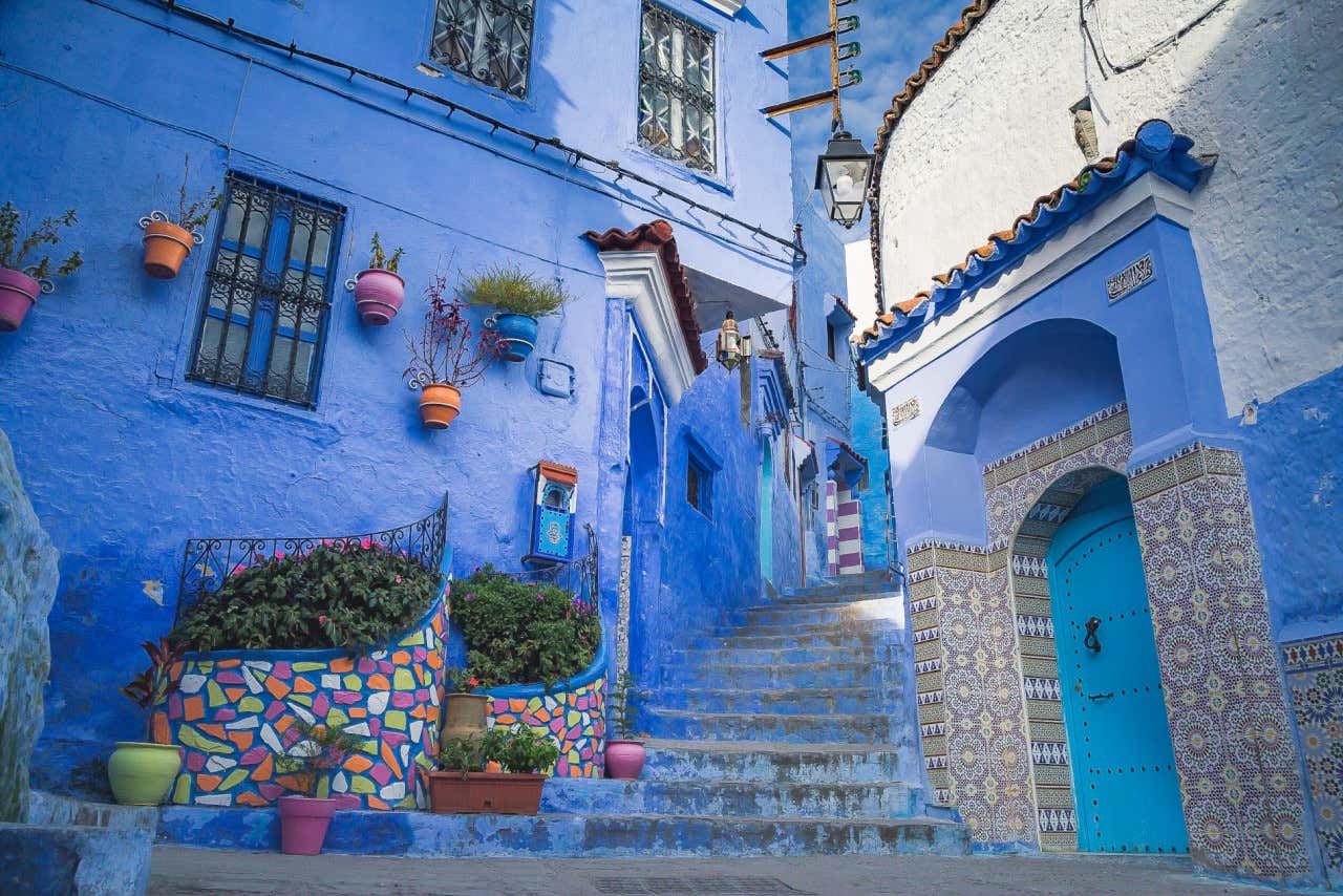 Vista de una calle con una escalera empinada en Chefchaouen, Marruecos