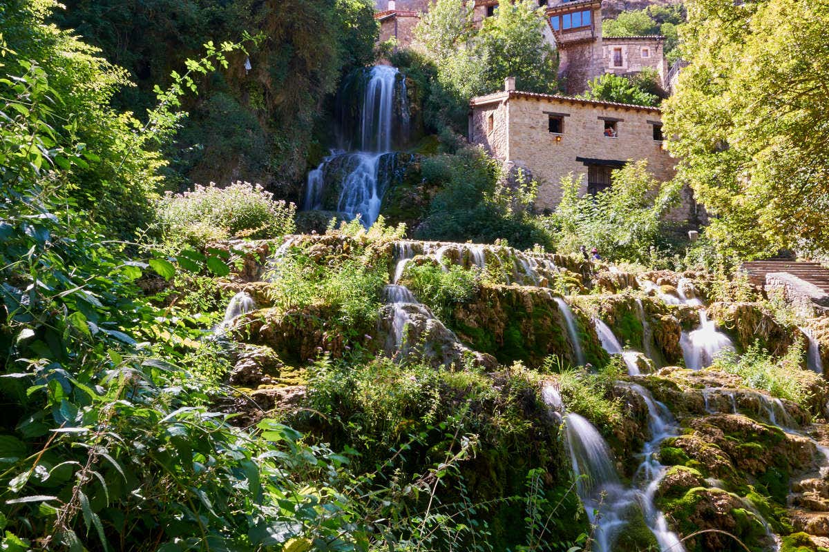 Cascada natural en la localidad de Orbaneja del Castillo