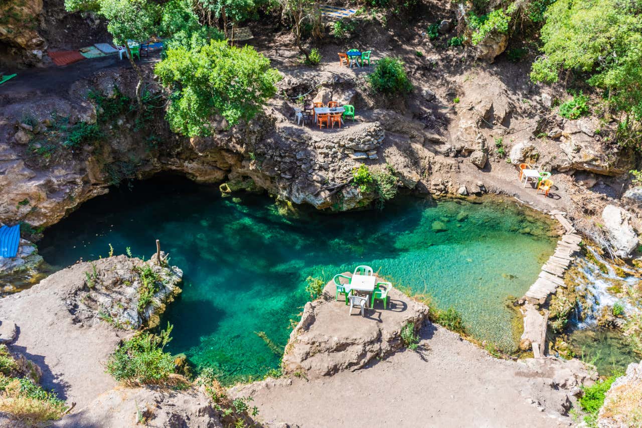 Vista aérea de las cascadas de Akchour con sus aguas completamente cristalinas