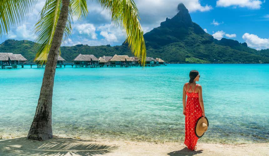 Mujer contemplando una playa exótica en Bora Bora, Polinesia Francesa