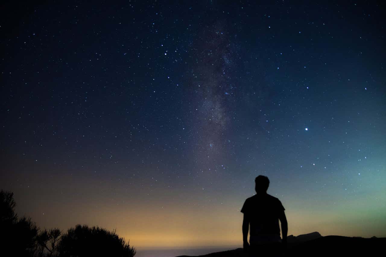 Una persona contempla las estrellas en la Sierra de Cazorla en una noche tranquila y despejada