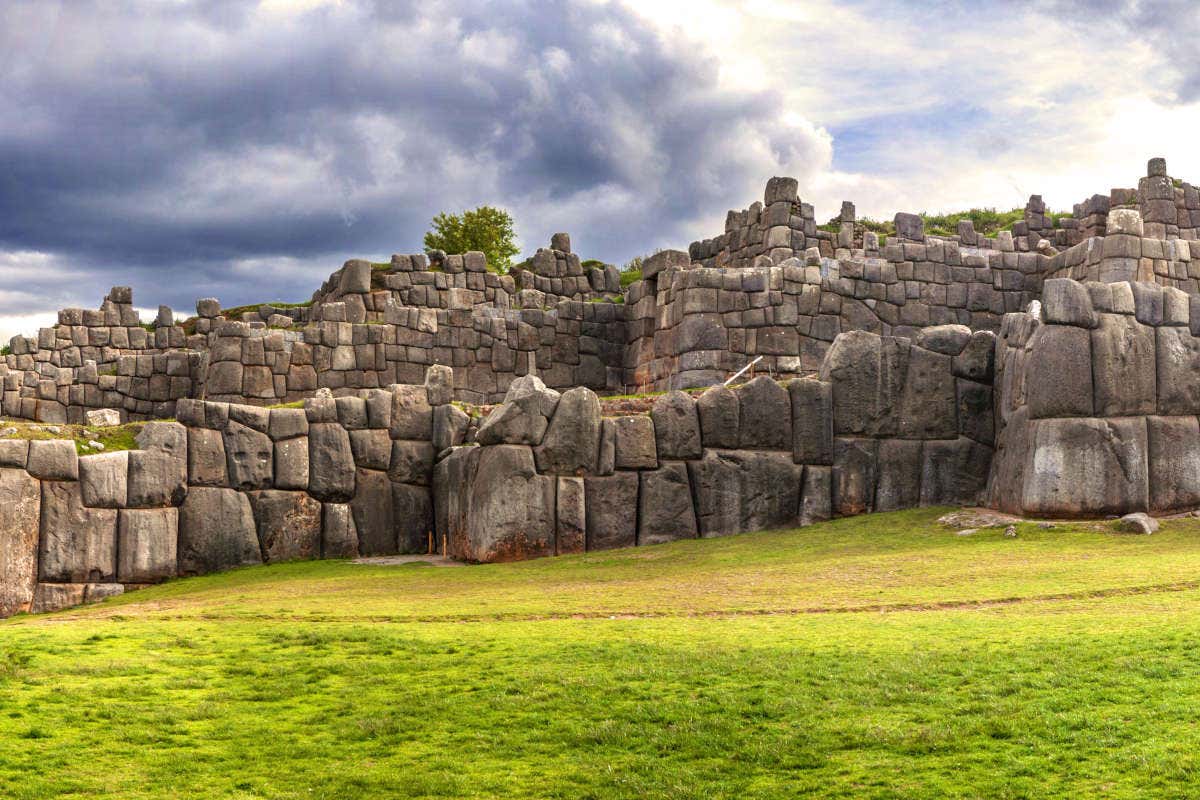 Enormes bloques de piedra de la fortaleza de Sacsayhuamán