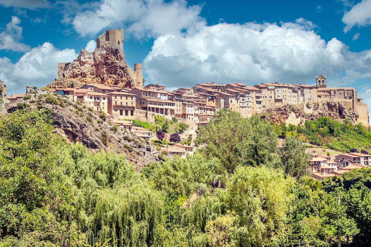 Panorámica de un día soleado en Frías y su castillo sobre la montaña