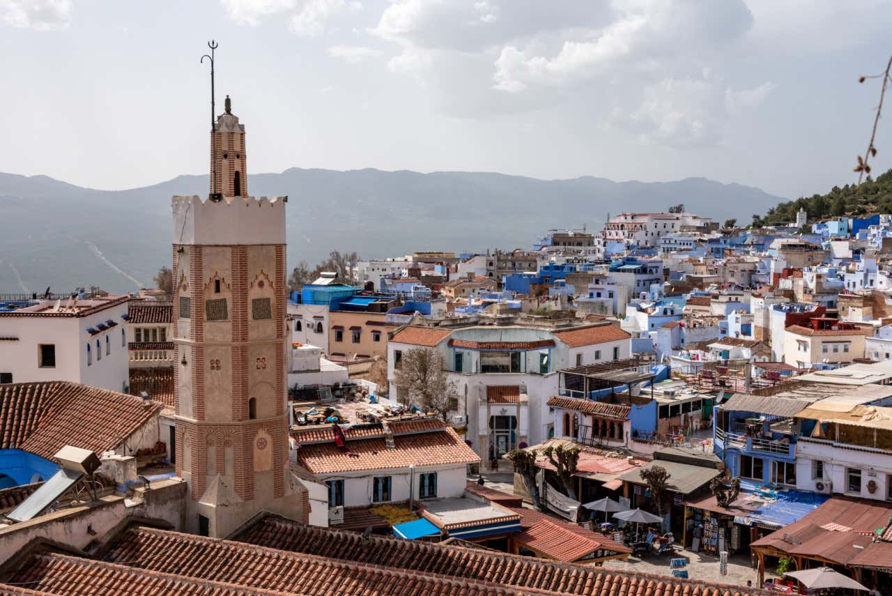 Minarete de Gran Mezquita de Chefchaouen con las vistas panorámicas de la ciudad de fondo