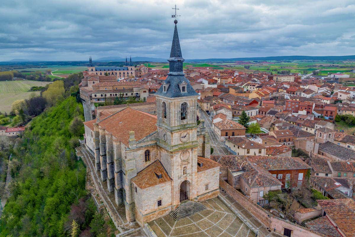 Vista aérea de la colegiata de San Pedro, en Lerma, uno de los pueblos más bonitos de Burgos