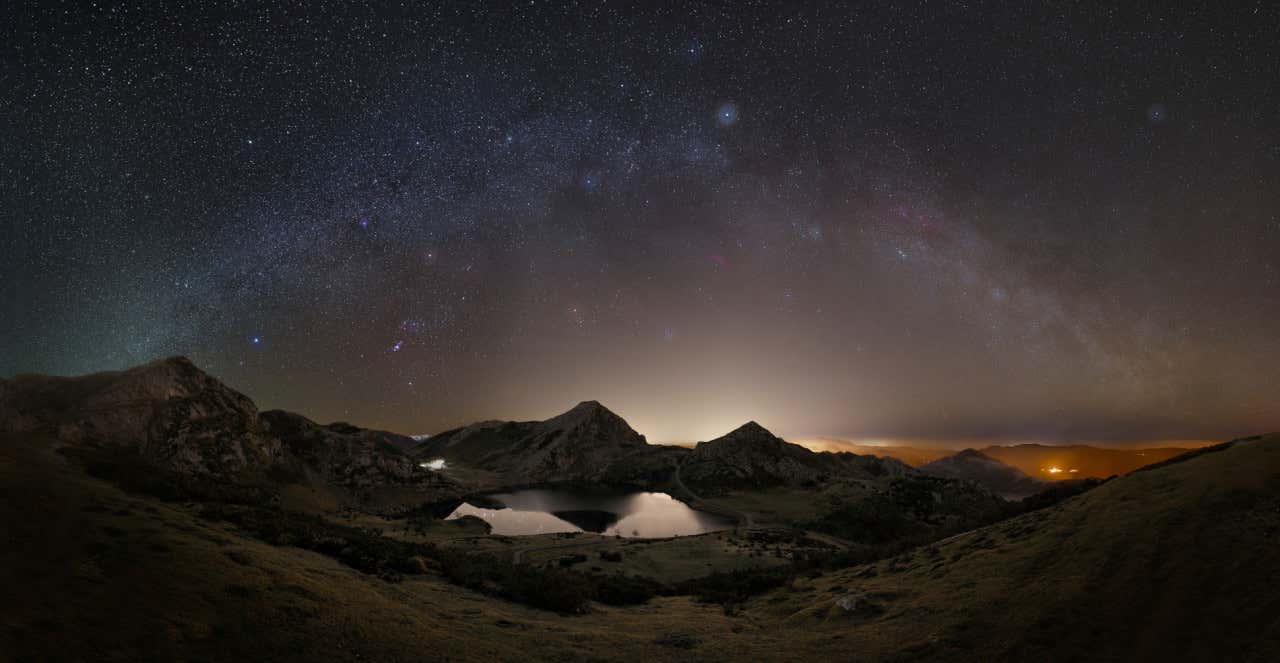 El lago Enol, de los lagos de Covadonga rodeado por el manto estelar en la noche