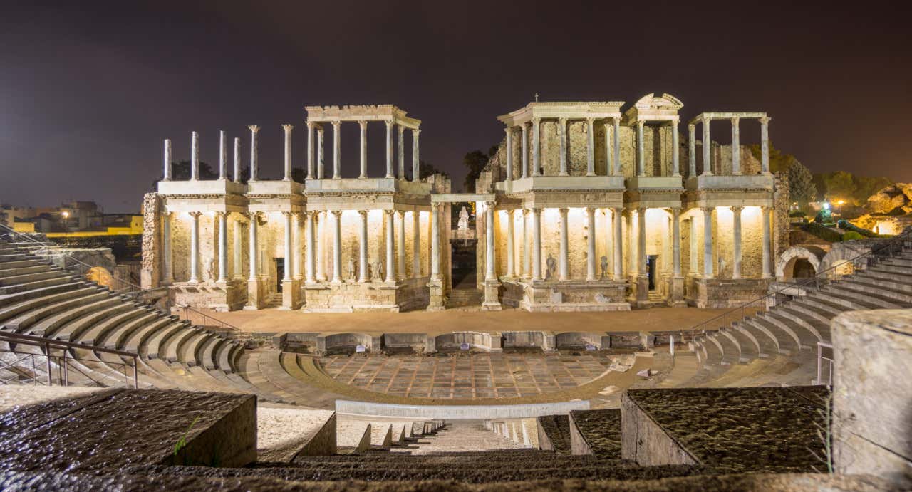 Teatro Romano de Mérida iluminado al caer la noche