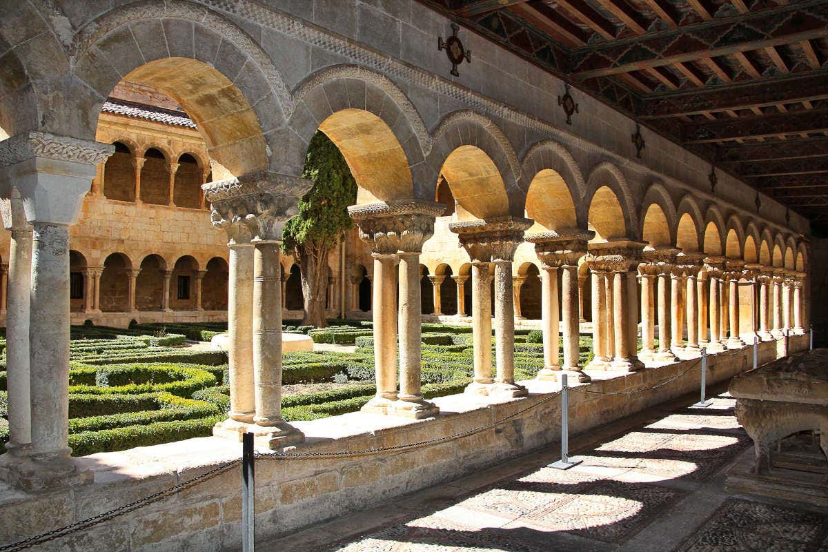 Detalles de las columnas del interior de Santo Domingo de Silos