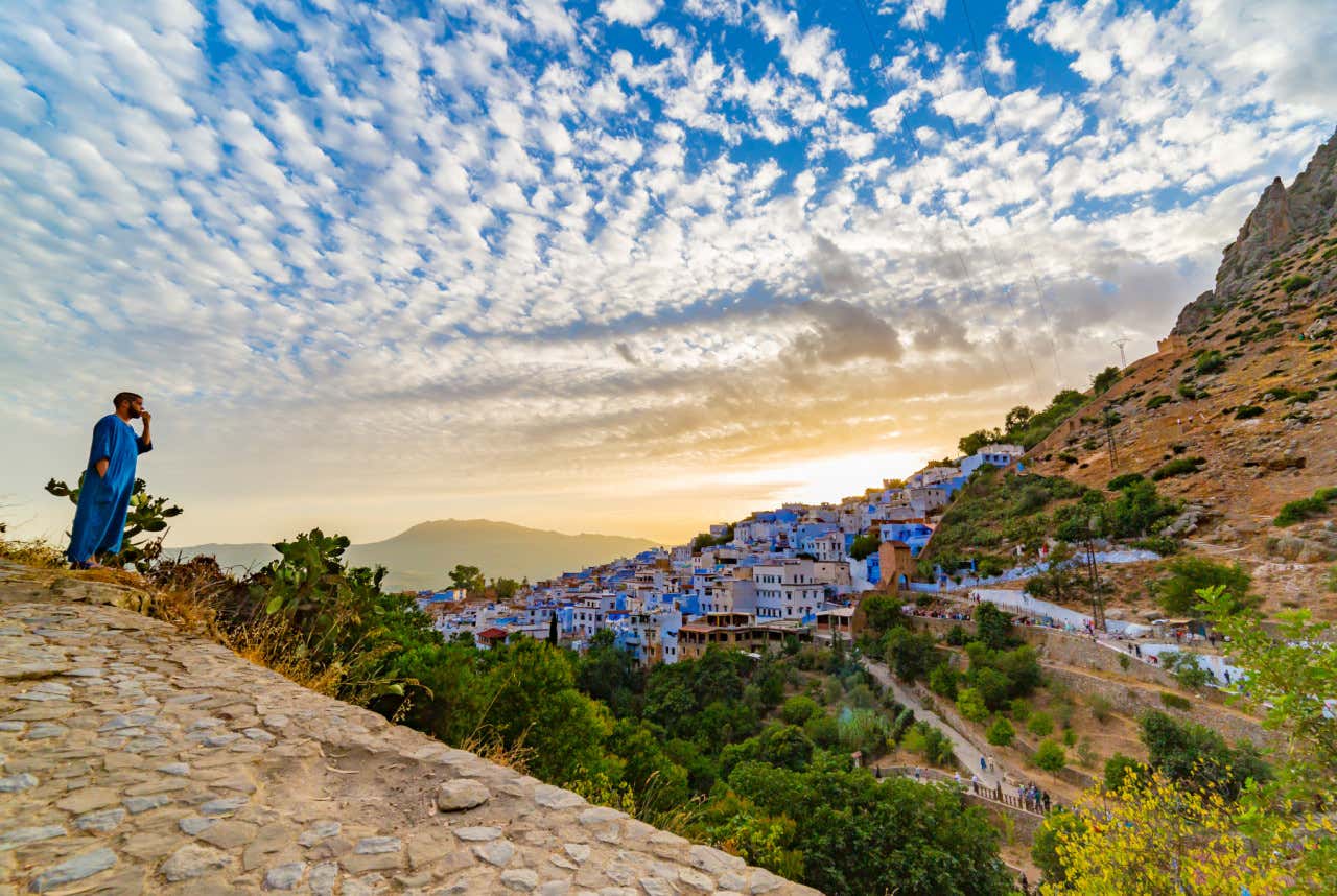 Vista del cielo al atardecer en Chefchaouen, rodeado por las montañas del Rif