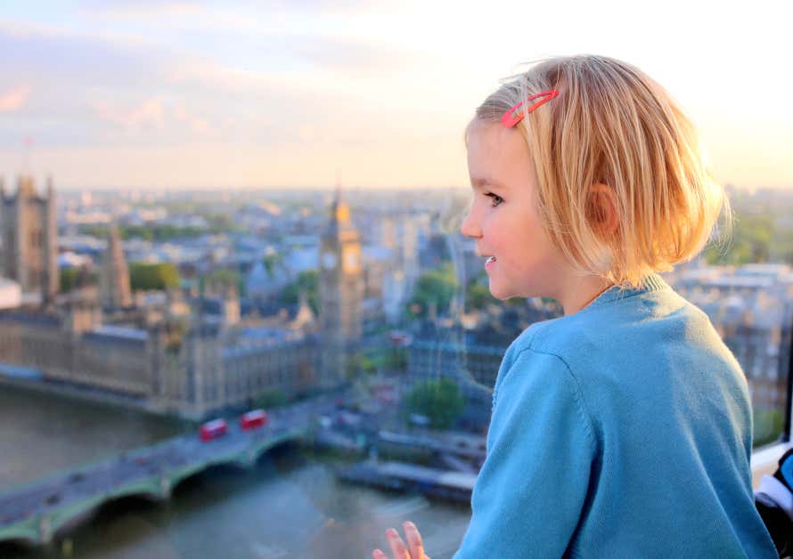 Niña rubia observando las vistas desde el London Eye