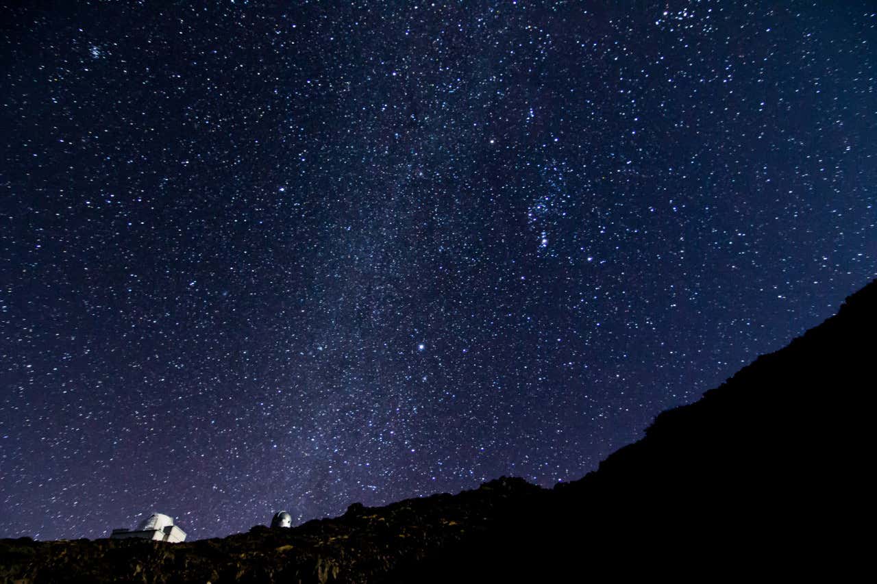 Observatorio Roque de los Muchachos en La Palma, en una noche despejada donde se pueden ver cientos de estrellas