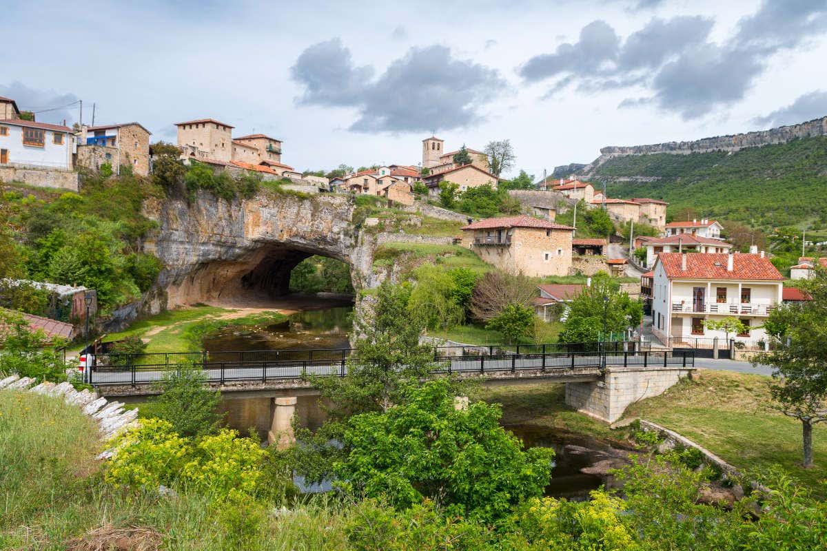 Puente de Puentedey y la localidad al fondo