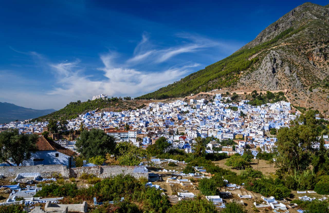 Vista panorámica de Chefchaouen y sus casas azules entre las montañas del Rif