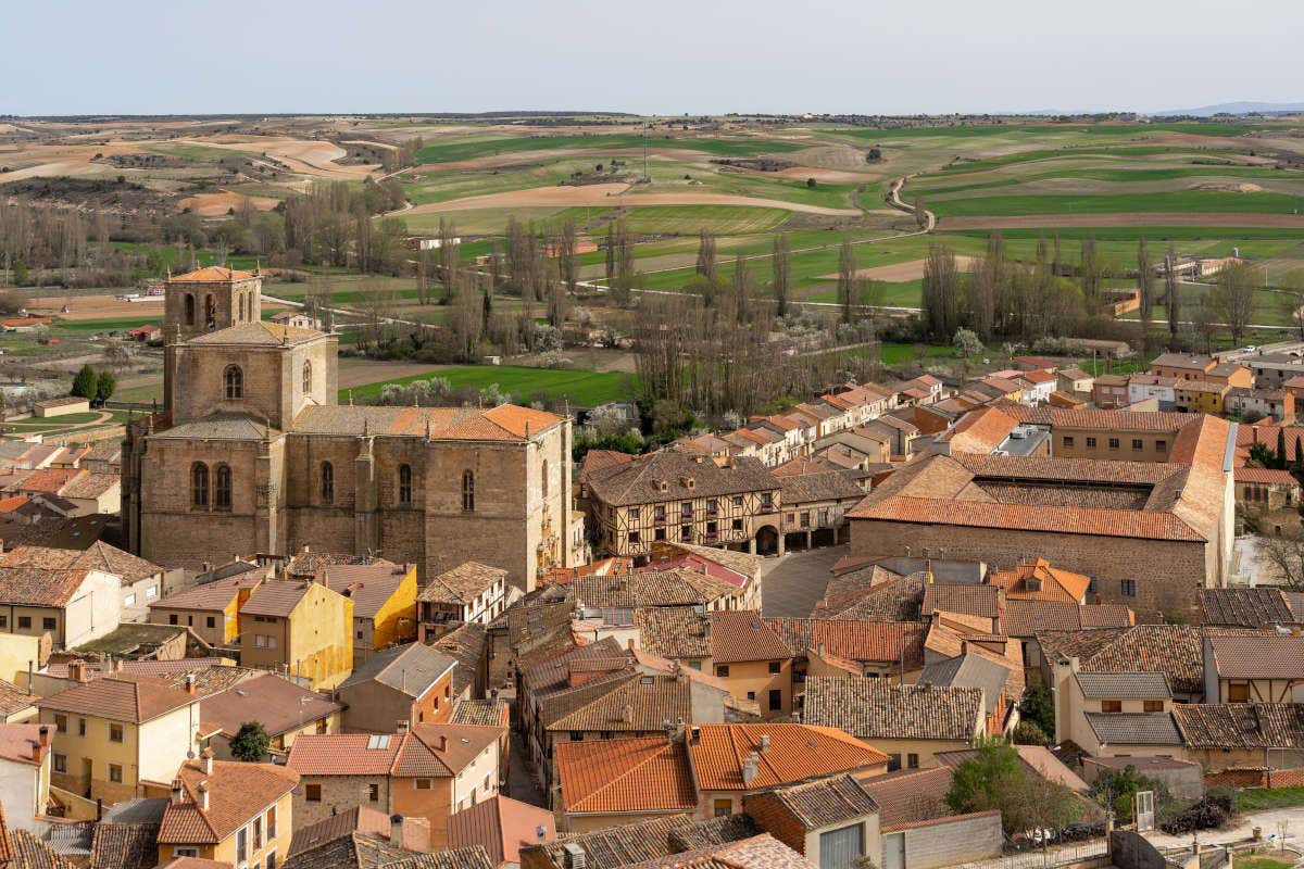 Vista aérea en un día despejado de Peñaranda de Duero donde destaca su iglesia