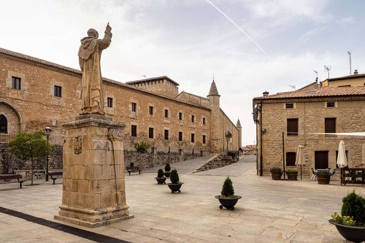 Estatua de Santo Domingo en la plaza de Caleruega