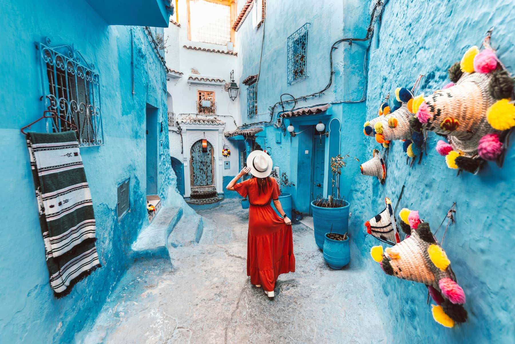 Foto en una calle de color color añil en Alcazaba de Chefchaouen, la Perla Azul de Marruecos