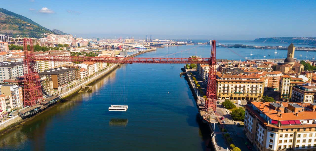 Vue panoramique sur le fameux pont suspendu de Biscaye à Portugalete