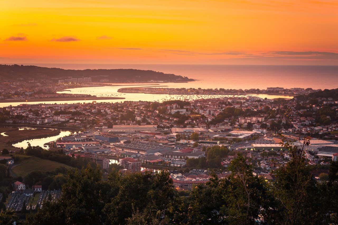 Vue sur la baie de Txingudi au coucher du soleil