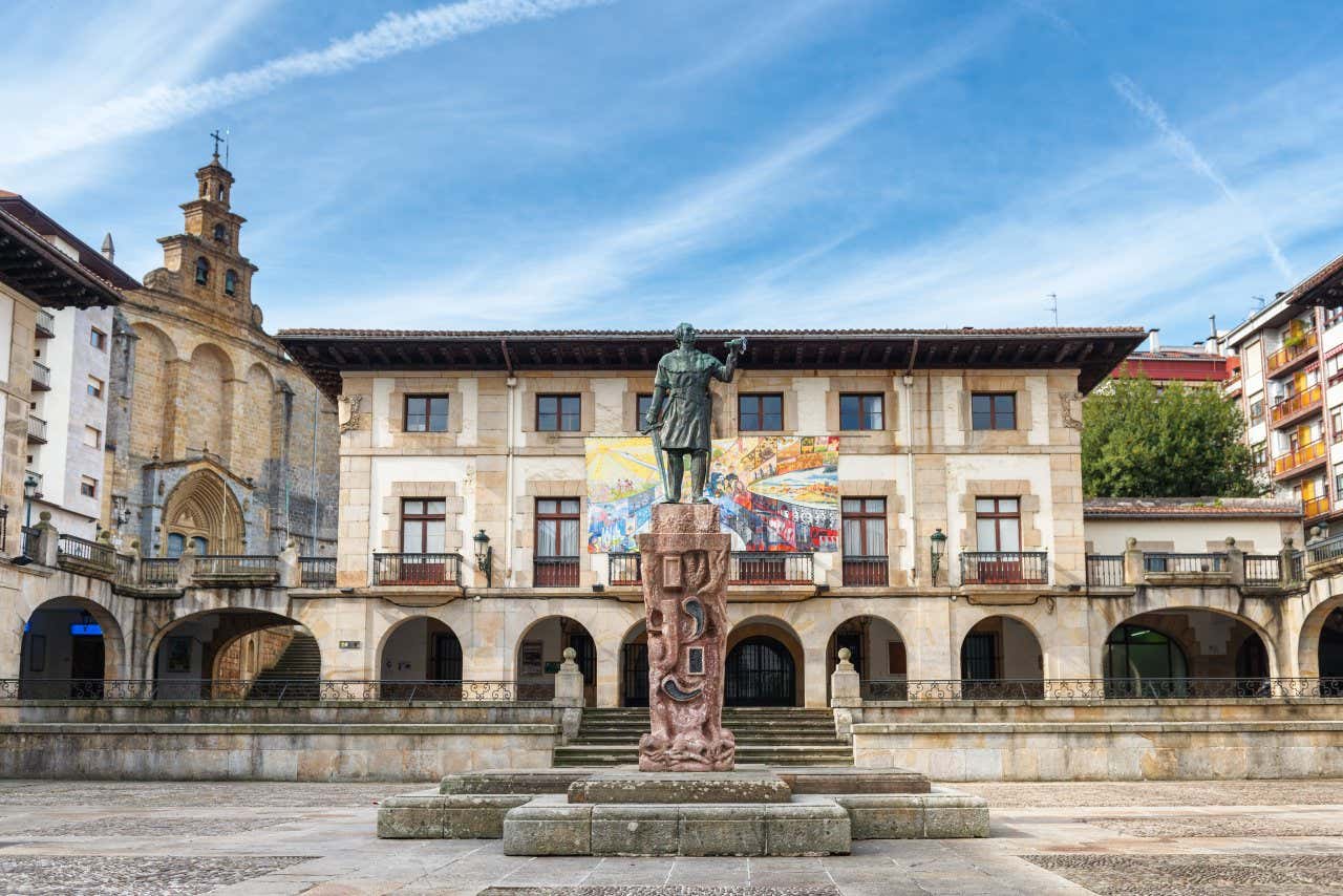 Statue au milieu d'une place dans le centre historique de Guernica