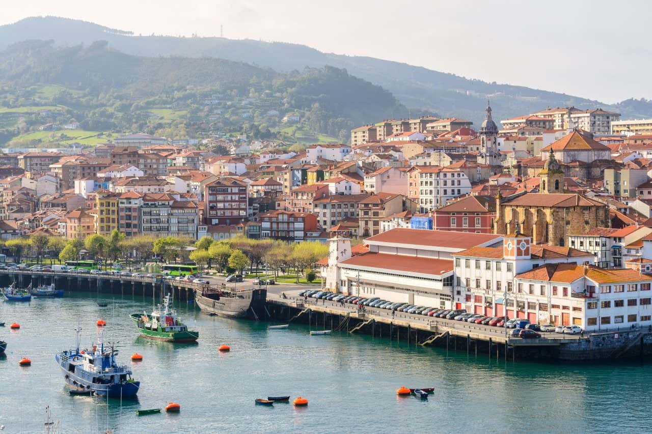 Vue sur les bateaux et le port du village de pêcheurs de Bermeo, dans le Pays basque espagnol