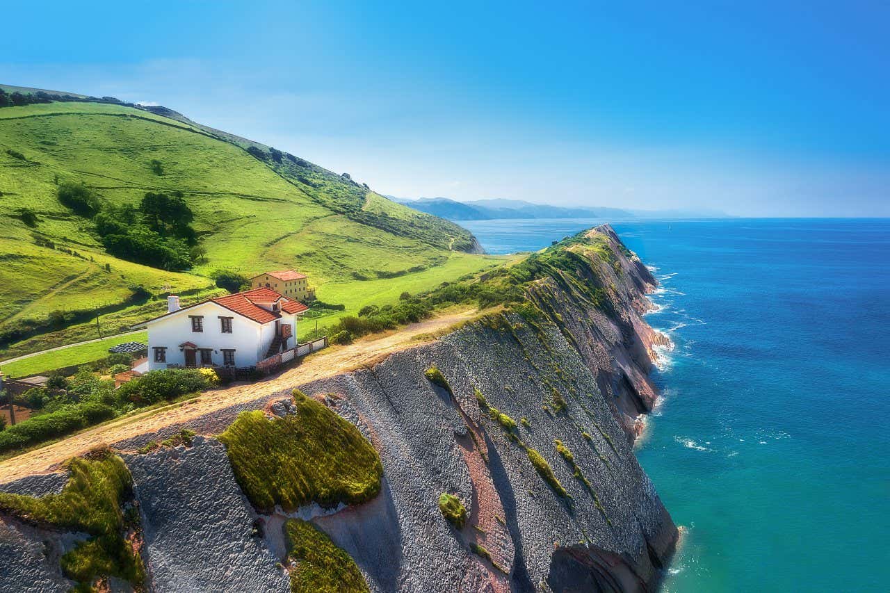 Vue sur une falaise et la mer sur la côte de Zumaia une journée ensoleillée