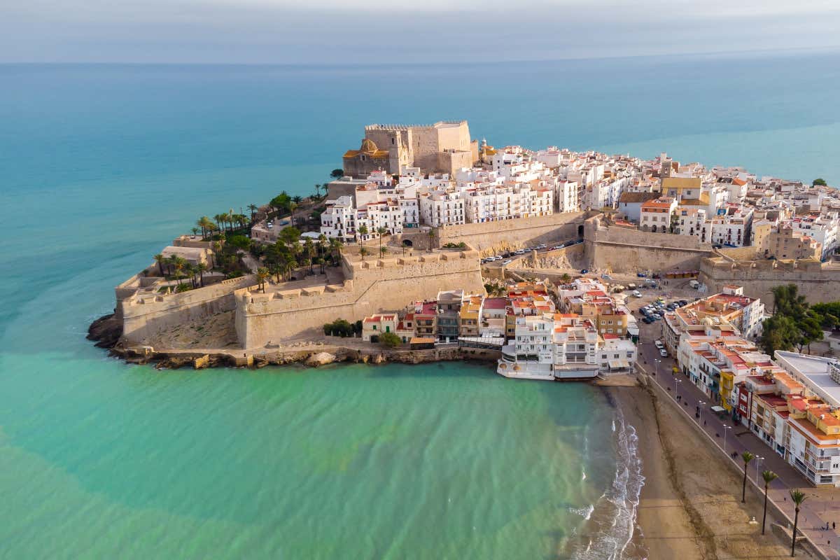 Castillo del Papa Luna sobre la playa de Peñíscola