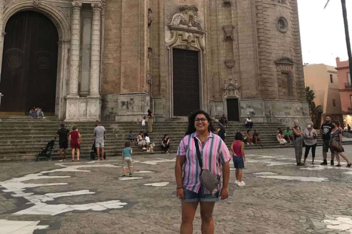 Foto de Gabriela delante de la Catedral de Cádiz