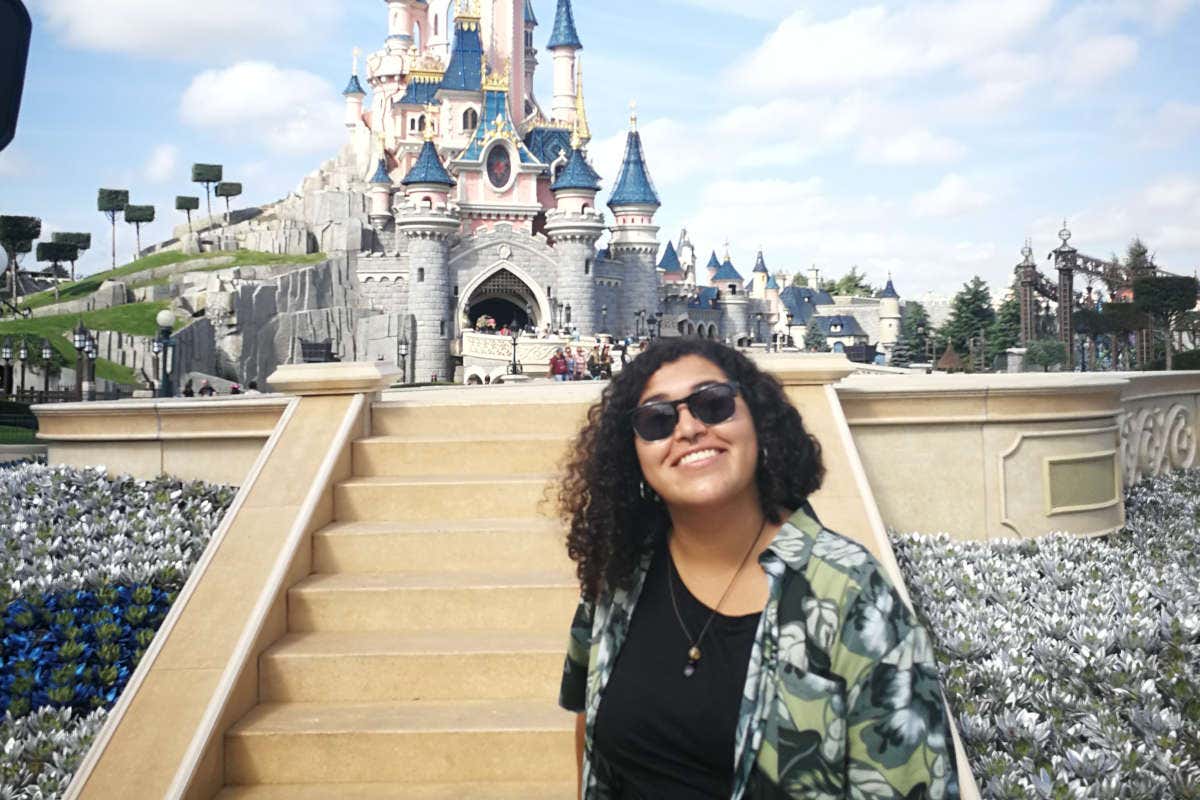 Foto de Gabriela ante el castillo de Disneyland París